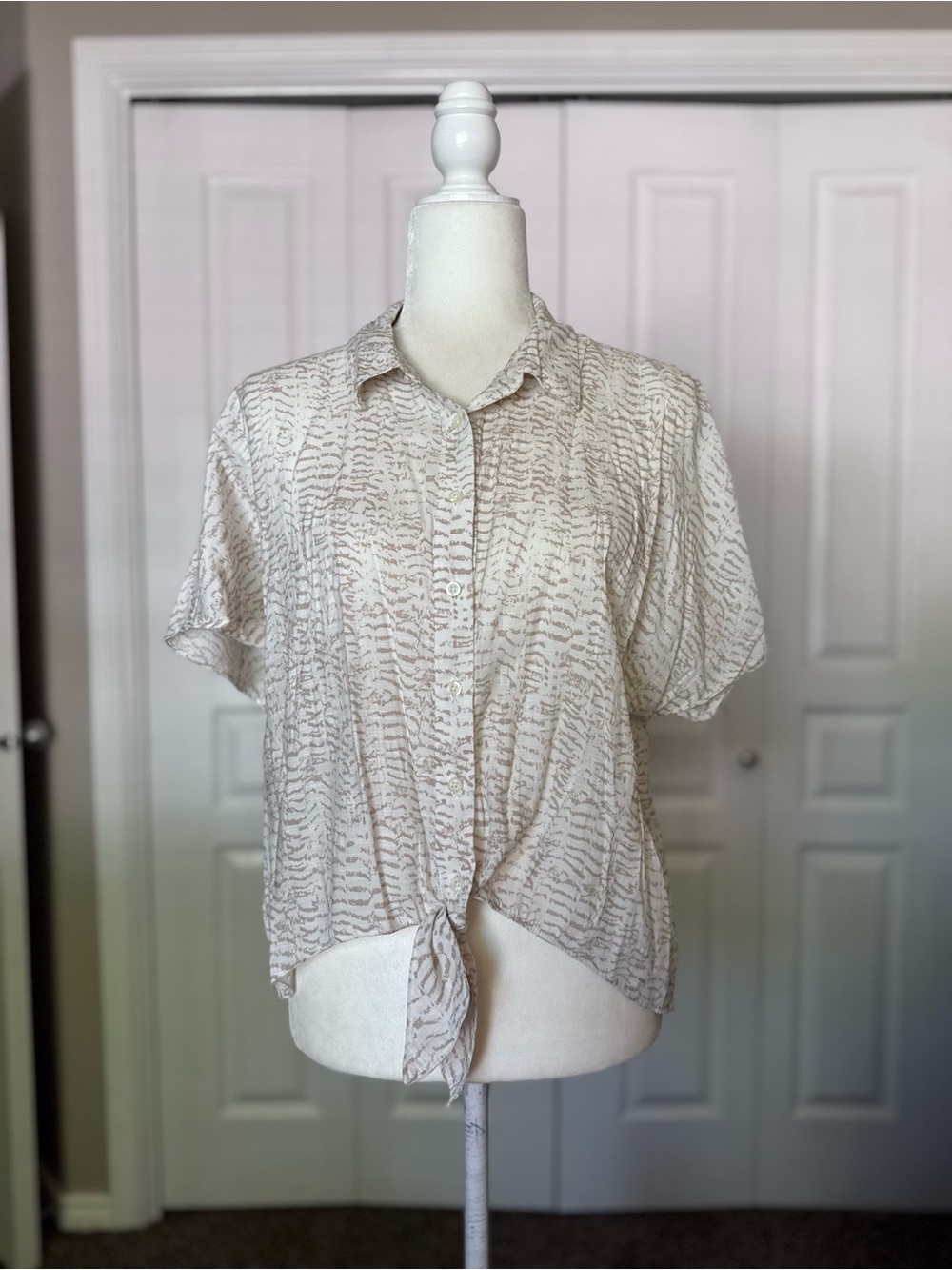 Nine West Zebra Print Button Up Blouse with Tie-Fromt size Large
